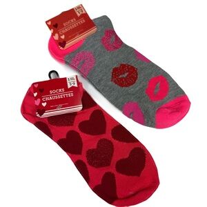 2 pairs Valentines socks - hearts and kisses NWT